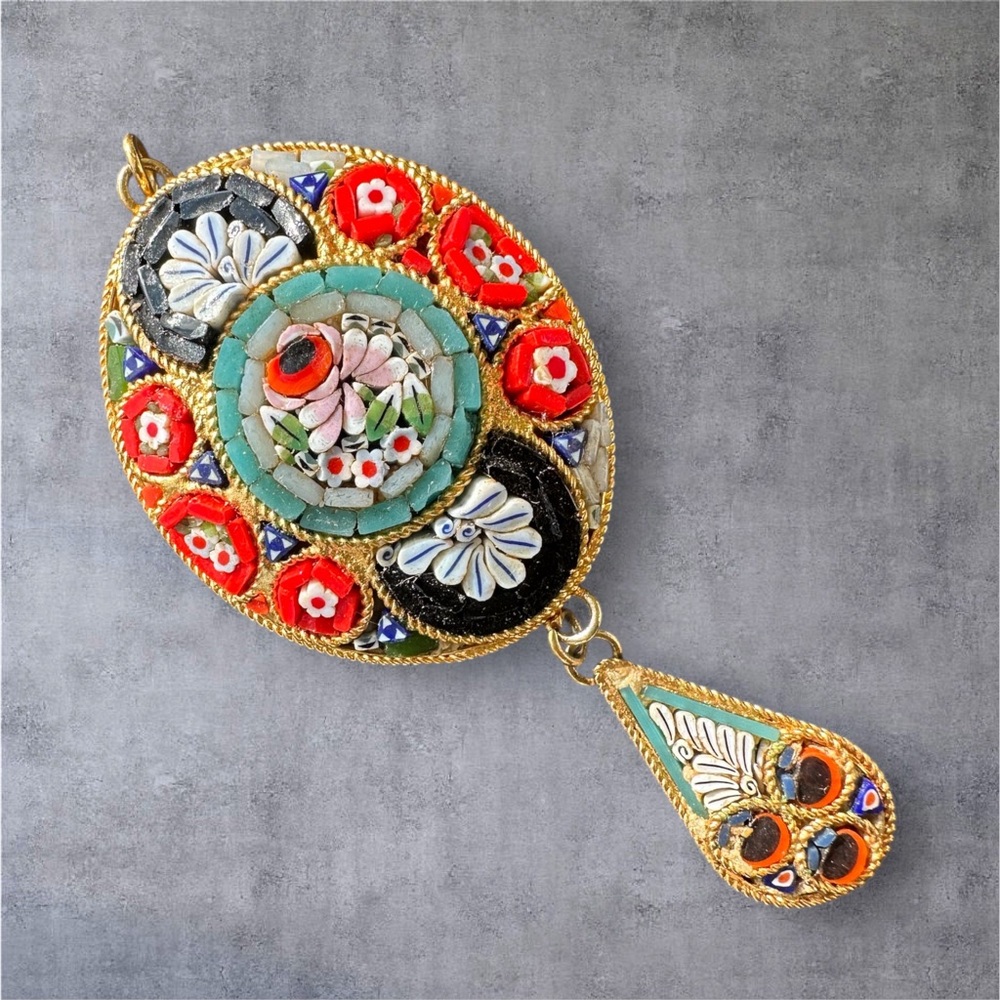 VINTAGE ITALIAN MICRO MOSAIC PENDANT (GOLD PLATED)
A beautiful, charming oval pe